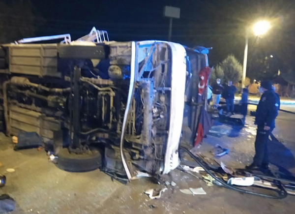 Midibüs minibüs ile çarpıştı: 16 yaralı