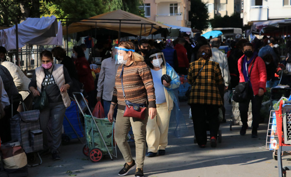 Kısıtlama öncesi semt pazarındaki kalabalık korkuttu