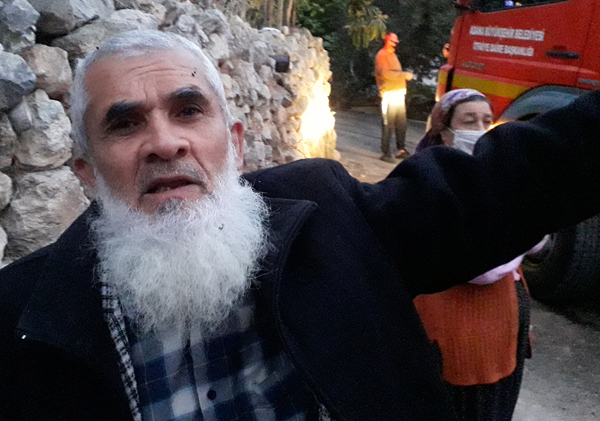Yaşlı adam evinin yanışını çaresizce izledi