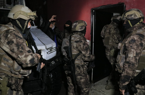 Şafak vakti uyuşturucu satıcılarına operasyon