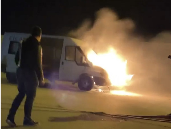 Hatay’da park halindeki minibüs alev alev yandı