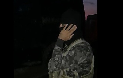 Özel harekat polisi 5 vakit ezan okuyor
