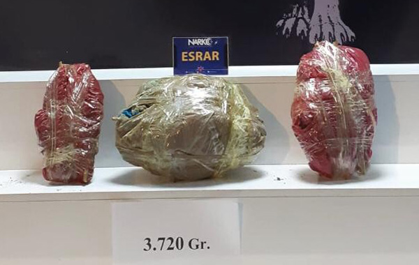Kadın yolcunun valizinden 3 kilo 720 gram esrar çıktı