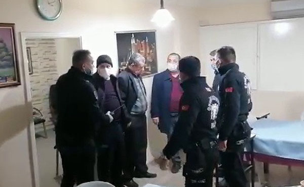 Kumar operasyonunda masanın altına gizlendi