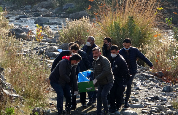 Silahla vurulmuş halde ölü bulundu