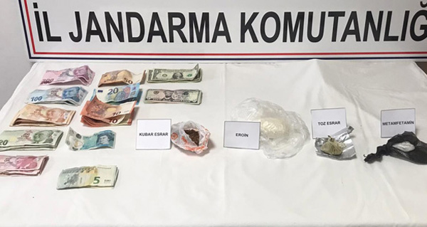 UYUŞTURUCU TACİRLERİ POLİSE YAKALANDI