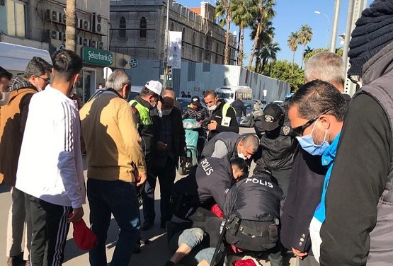 Polise bıçak çekti