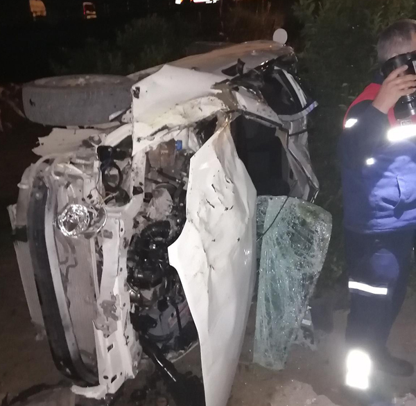 Otomobil portakal bahçesine devrildi: 2 ölü