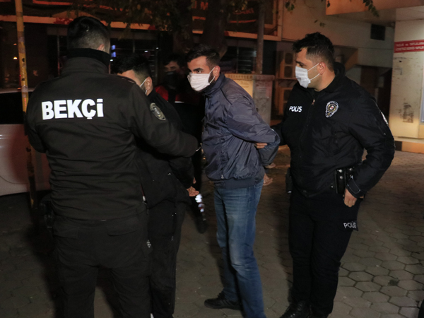 Araçtan bir poşet uyuşturucu çıktı