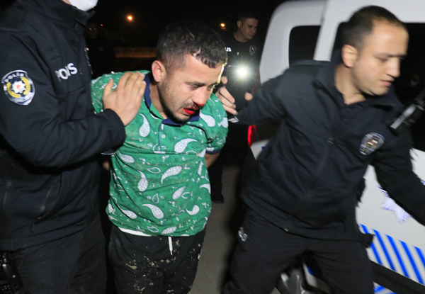 Dur ihtarına uymadı, polise enselendi