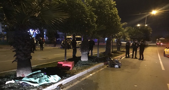 Motosiklet devrildi: 1 ölü, 2 yaralı