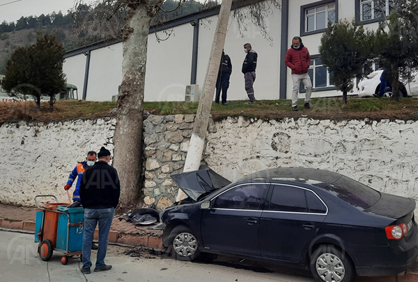 Adana'da aydınlatma direğine çarpan otomobildeki 2 kişi yaralandı