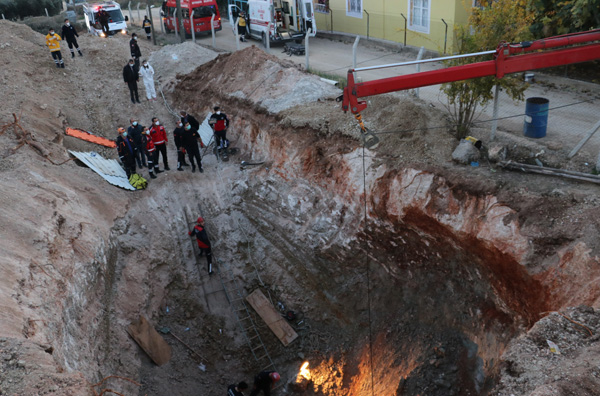 Toprak altından sağ çıktı, arkadaşının son bakışını unutamıyor