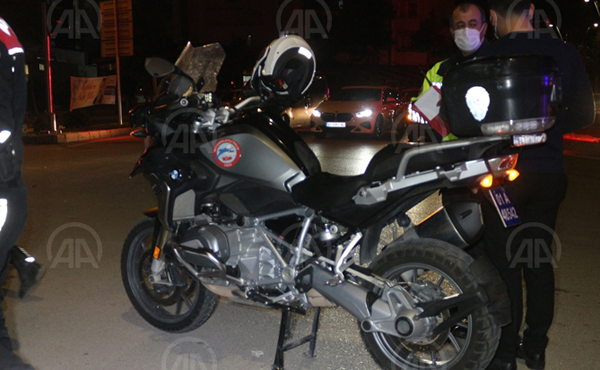 Adana’da otomobil ile çarpışan motosikletteki Yunus polisi yaralandı