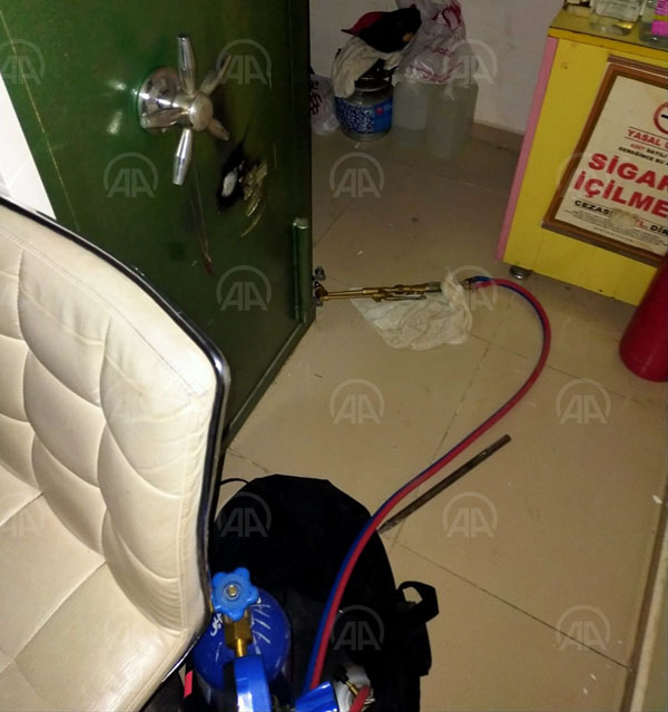 Hırsızlık yaparken suçüstü yakalanan iki zanlı tutuklandı