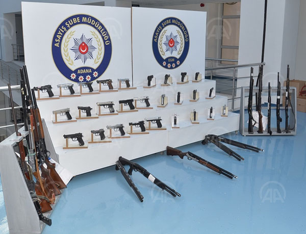 Adana'da polis denetimlerinde 60 silah ele geçirildi