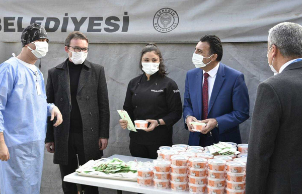 Adana'da öğrencilerden sağlık çalışanlarına aşure ikramı