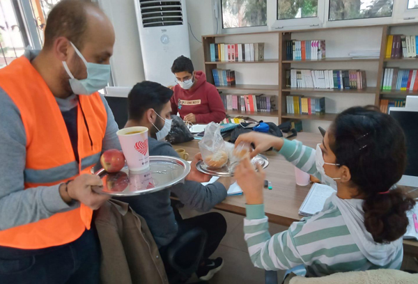 Öğrencilere ikramlar Seyhan Belediyesi’nden