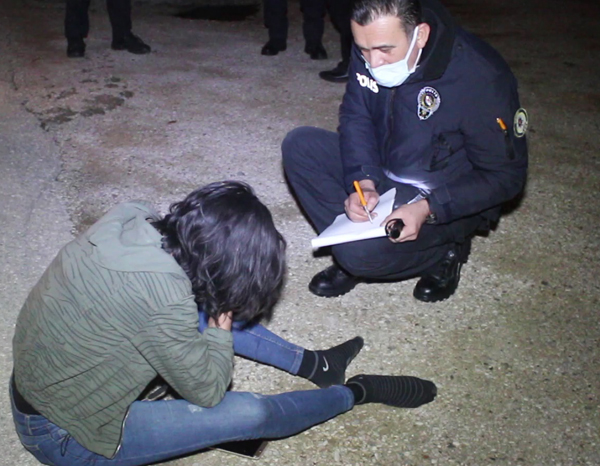 Adana'da bir kadın darbedilip otomobilden atıldı