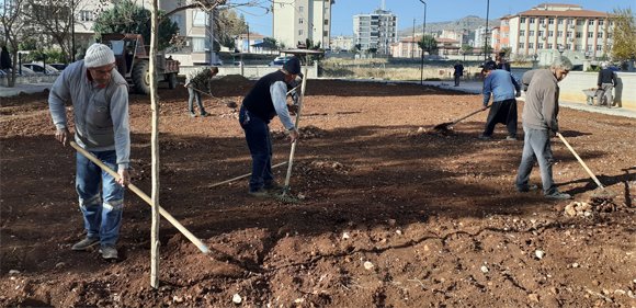 Kozan Belediyesi semt sahası yapıyor