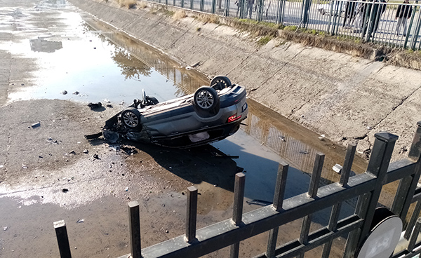 Otomobil boş sulama kanalına devrildi