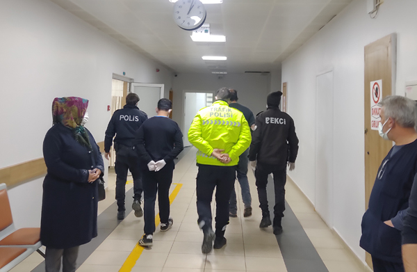 Eşini dövdüğü iddia edilen koca mahalleli tarafından darbedildi