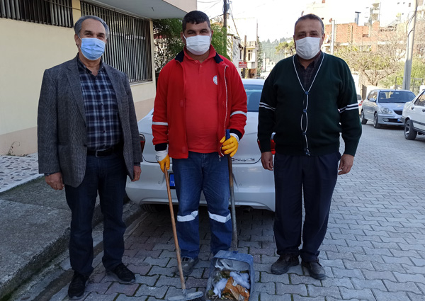 Temizlik işçisi yolda bulduğu 5 bin lirayı sahibine teslim etti