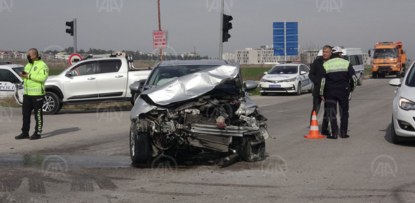 Adana'da iki otomobil çarpıştı: 1 ölü, 5 yaralı