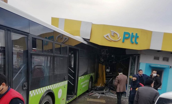Belediye otobüsü PTT binasına çarptı: 2 yaralı
