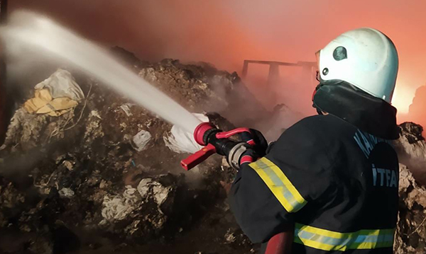 Fabrika deposunda yangın