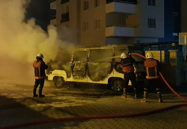 Mersin'de park halindeki minibüs yandı