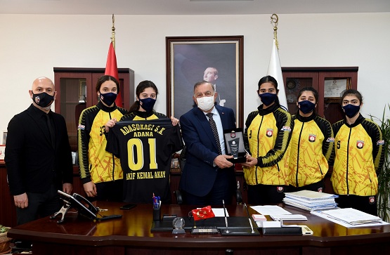 Akay’dan genç sporculara destek