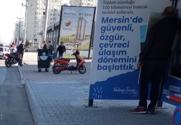 Motosiklet otobüs durağındaki yayalara çarptı: 3 yaralı