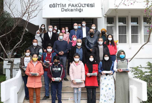 ÇÜ'den ihtiyaç sahibi öğrencilere tablet