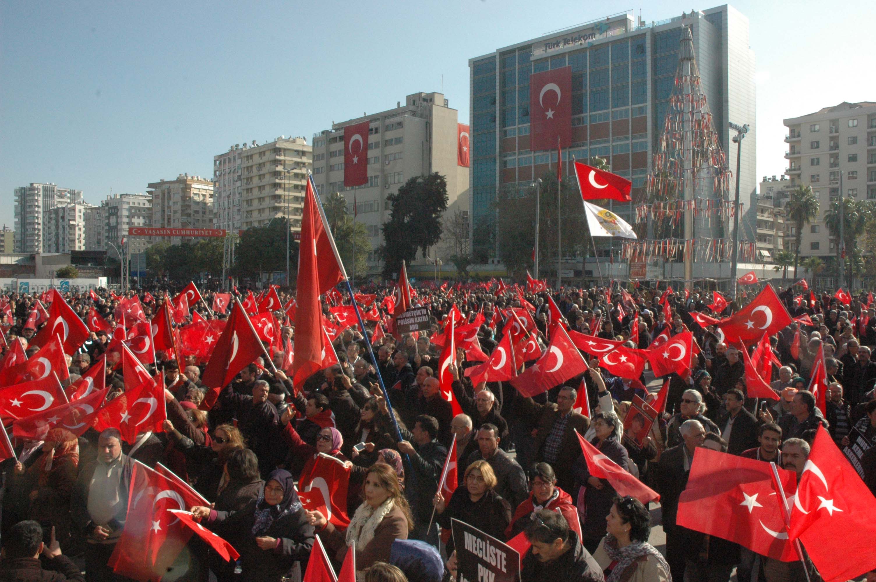 Adana’da binlerce kişi