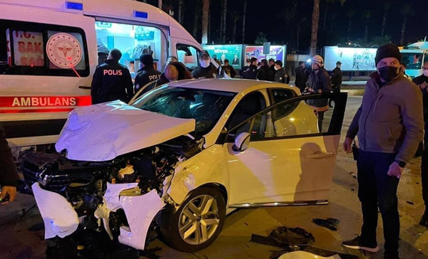 Mersin'de polis aracı ile otomobil çarpıştı: 3 yaralı