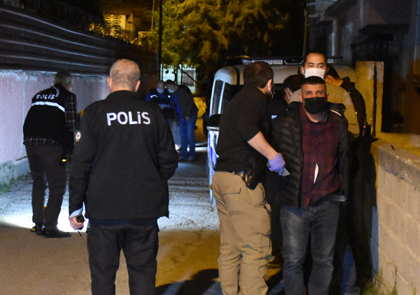 Silahla eve saldırı düzenleyen 2 şüpheli yakalandı