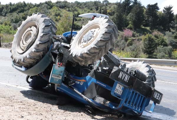 Hatay'da devrilen traktördeki 2 kişi yaralandı