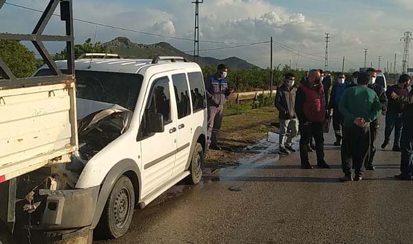 Hafif ticari araç ile kamyonetin çarpışması da 3 kişi yaralandı