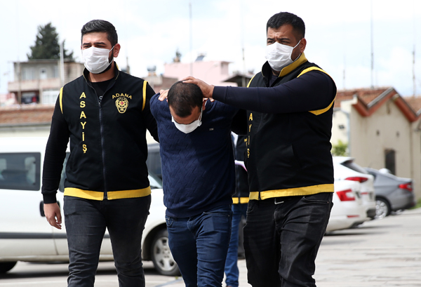 Arkadaşının boğazına bıçak çeken zanlı yakalandı
