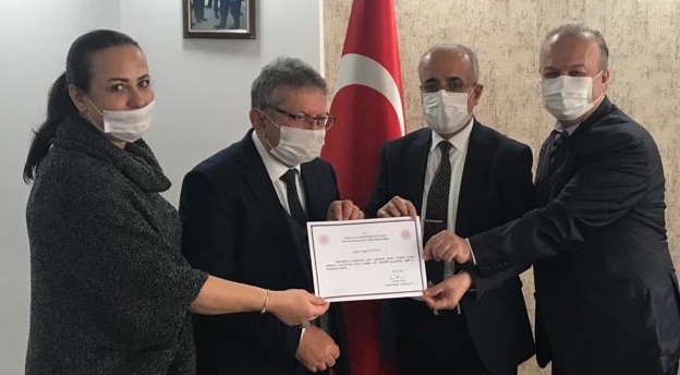 Özdoğan’dan emekliye ayrılan personeline plaket