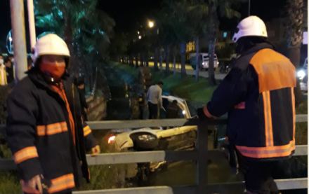 Otomobil sulama kanalına devrildi