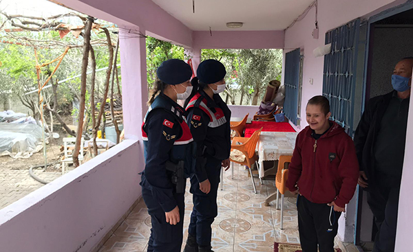 Jandarma otizimli Enes'in yüzünü güldürdü