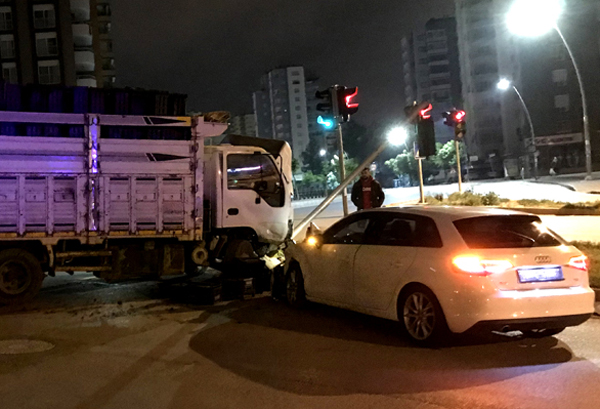Adana’da ehliyetsiz sürücü kaza yaptı