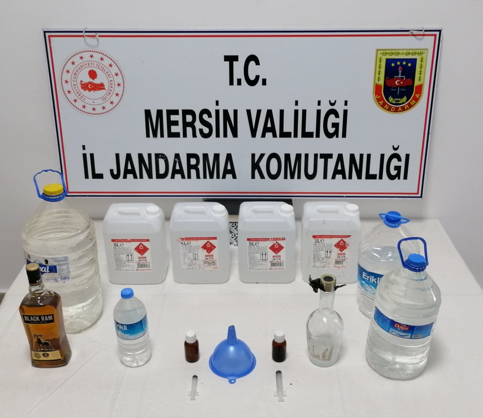 16 litre sahte içki ile 30 litre metil alkol ele geçirildi