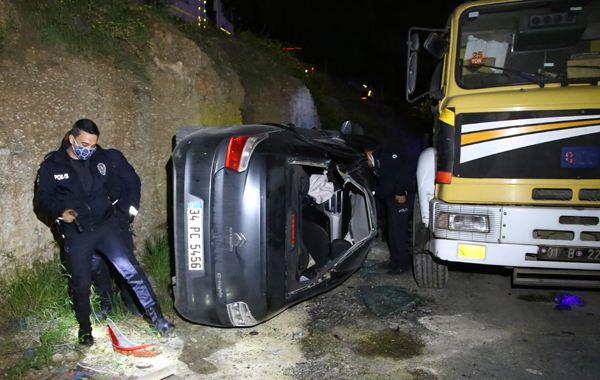 Adana'da devrilen otomobildeki iki kişi yaralandı