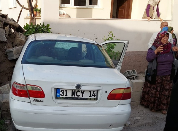 Hatay'da duvara çarpan otomobilin sürücüsü yaralandı