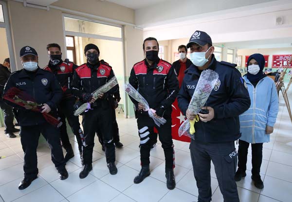 Hatay'da lise öğrencileri Polis Haftası'nı kutladı