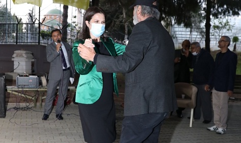 Tuncel, yaşlılarla şarkı söyleyip dans etti