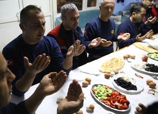 Adana'da itfaiyeciler ilk sahuru görev başında yaptı